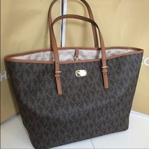 🎄🎁Michael Kors Carryall Tote🎄🎁